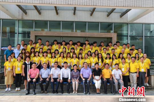 2019年琼港澳台青年“青春同行”夏令营营员和参加开营仪式的嘉宾合影。　骆云飞 摄