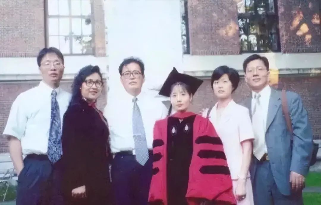成龙的家庭教育_成龙子女教育_成龙的育儿观与家庭教育