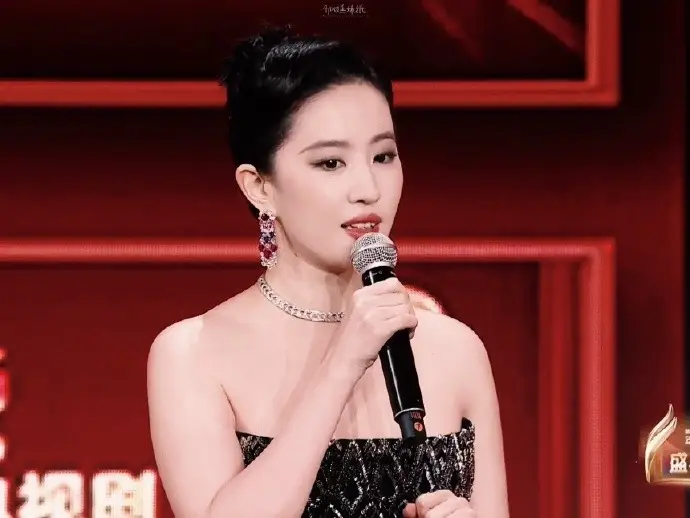张国荣的舞台驾驭魅力_刘亦菲的精神面貌与舞台魅力_张国荣舞台魅力